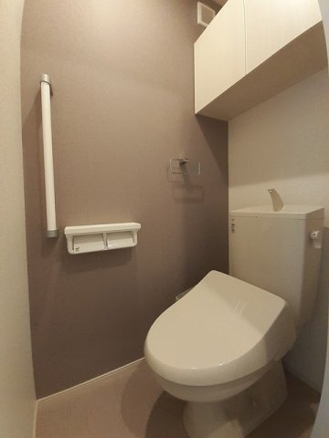 拡大写真:テェーニメント・フェイコム 1階101の落ち着いた色調のトイレです