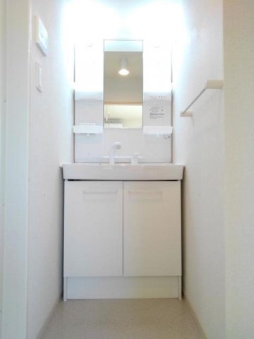 拡大写真:グランドソレーユ 3階301の使いやすい洗面所です