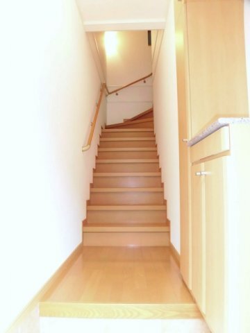 拡大写真:ベル・ブリーズ 2階205のきれいな玄関です
