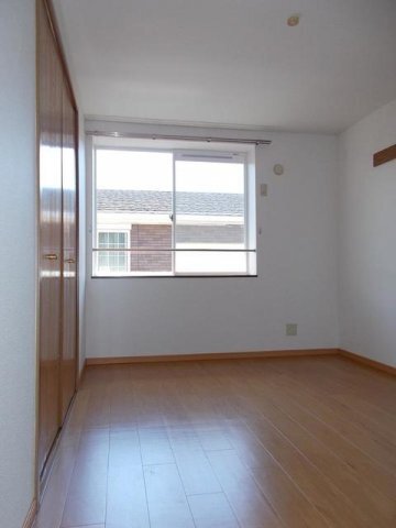 拡大写真:コスモワタナベ 2階203の明るい室内です