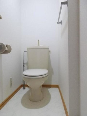 拡大写真:コスモワタナベ 2階203のシンプルで使いやすいトイレです
