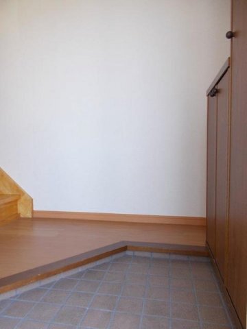 拡大写真:コスモワタナベ 2階203の明るい玄関です