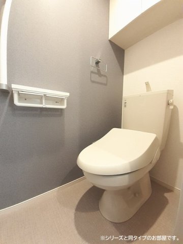 拡大写真:エイス クラウディア 2階202の清潔感のあるトイレです