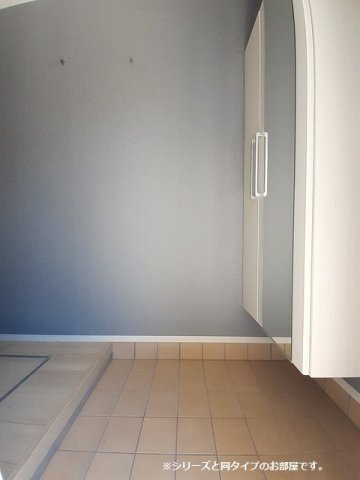 拡大写真:エイス クラウディア 1階103のシンプルで使いやすい玄関です