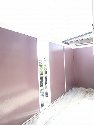 拡大写真:クレストールSATOU 2階201の開放的で明るい空間を演出してくれるバルコニーです
