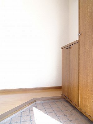 拡大写真:クレストールSATOU 2階201の落ち着いた玄関です