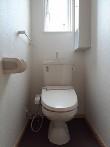 拡大写真：サン・フレイムハウス 1階101の落ち着いたトイレです