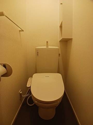拡大写真:スイート ヴィラ 1階101の清潔感のあるトイレです