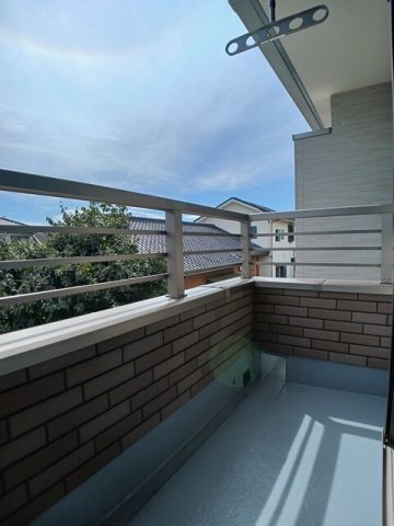 拡大写真:スマイル 2階205のお洗濯にも便利なバルコニー付き