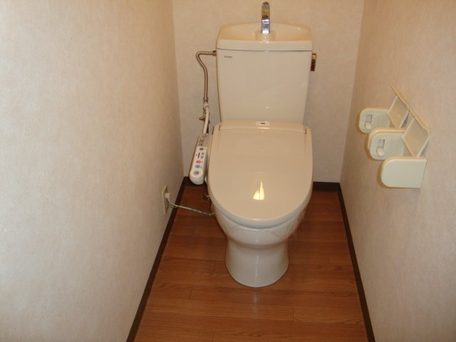 拡大写真:幟り道第三ハイツ 3階303のシャワー付トイレ