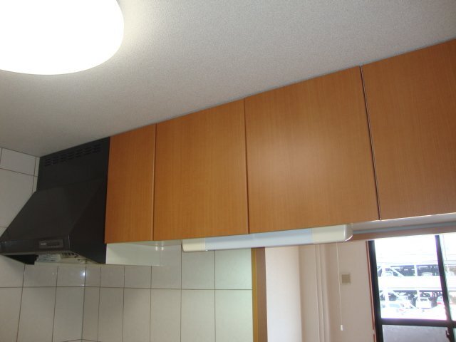 拡大写真:幟り道第三ハイツ 3階303の吊棚