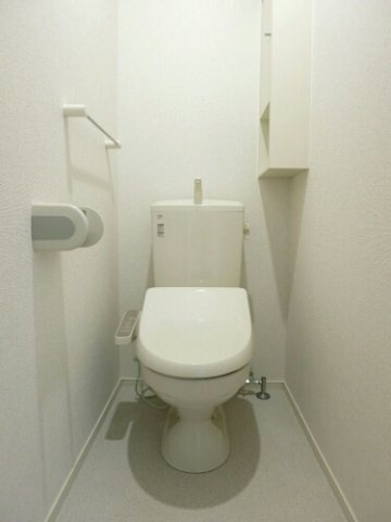 拡大写真:サン レジデンス 1階103の落ち着いた色調のトイレです