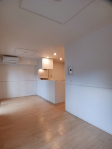 拡大写真:アルソールB 1階101の使いやすいリビングです