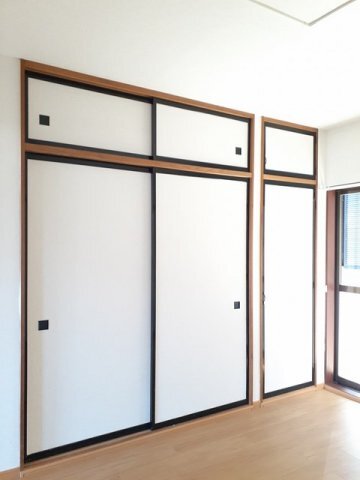 拡大写真:メリーハイツA 1階101の便利な収納スペースです