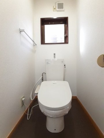 拡大写真:メリーハイツA 1階101のシンプルで使いやすいトイレです