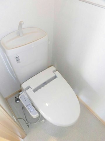 拡大写真:エンブレイス ゼファー 1階102のトイレです
