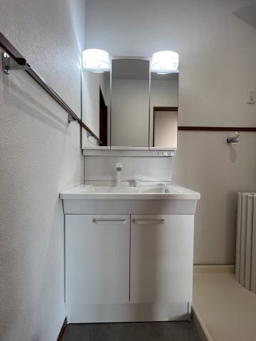 拡大写真:ソワサントUTRⅡ 2階202の新品の独立洗面台付き