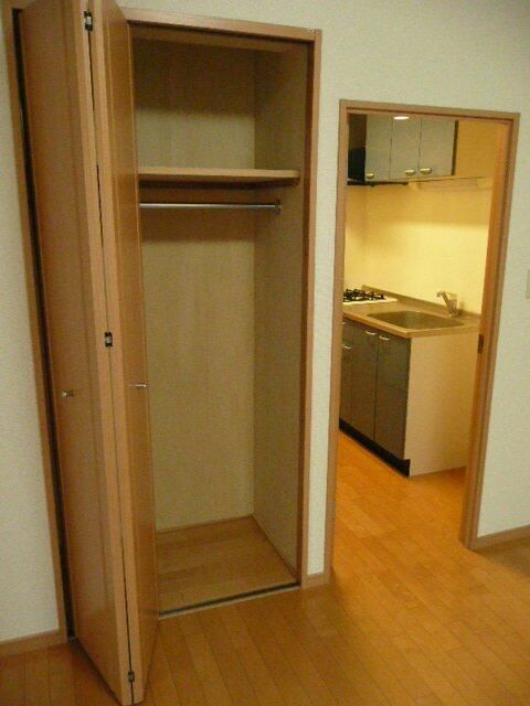 拡大写真:世田谷区三軒茶屋1丁目 2階202の収納