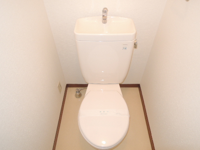 拡大写真:世田谷区弦巻3丁目 2階204のトイレ