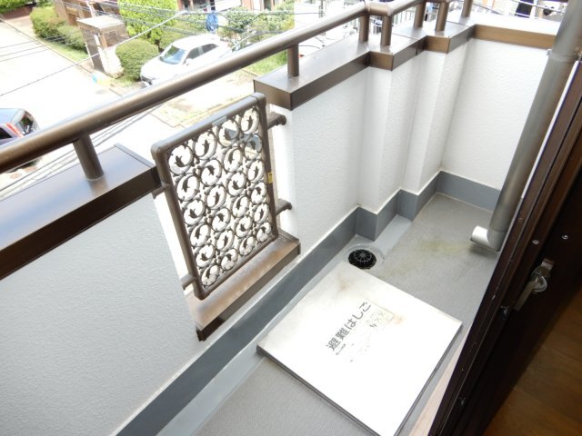 拡大写真:世田谷区喜多見8丁目 3階301のバルコニー