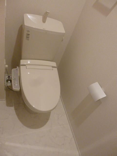 拡大写真:世田谷区上用賀3丁目 2階201のトイレ