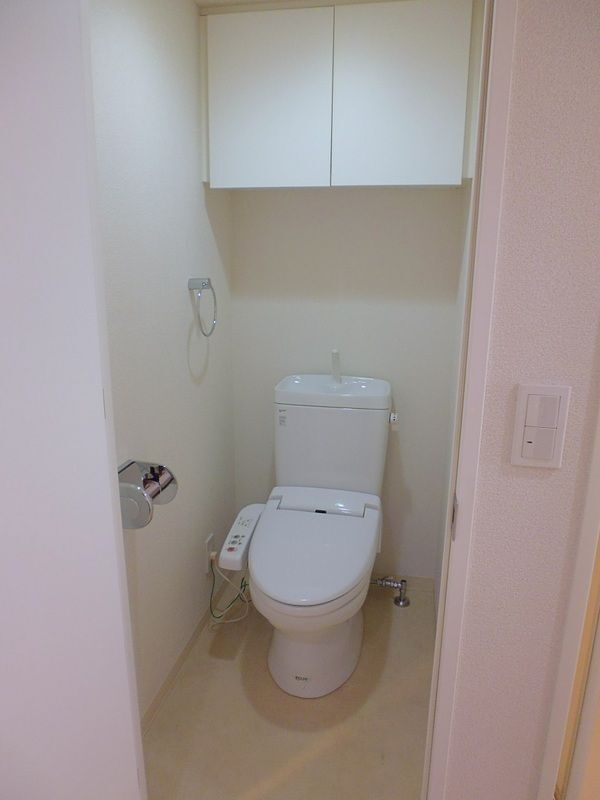 拡大写真:世田谷区給田4丁目 3階305のトイレ