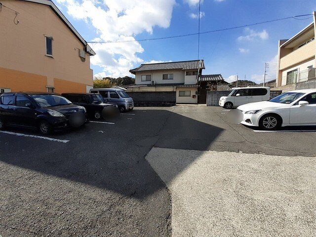 拡大写真:プラドール佐方 2階202の車をお持ちの方に嬉しい駐車場付きの物件です