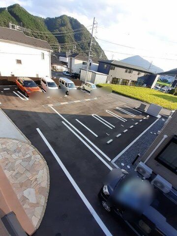 拡大写真:Offing 2階201のカースペースがあります