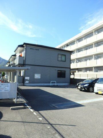 拡大写真:タウニーヒルズ 2階201の駐車場があります