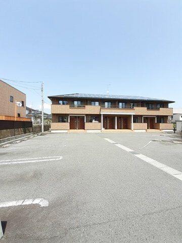 拡大写真:ピュア 2階203の駐車場完備です