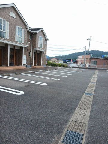 拡大写真:ベルベアーノB 1階101の車をお持ちの方に嬉しい駐車場付きの物件です