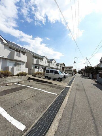 拡大写真:サミットハウスA棟 2階201の駐車場があるので、車を買う予定の方も安心です