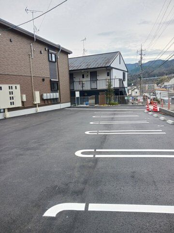 拡大写真:サングレイス 1階102の車をお持ちの方に嬉しい駐車場付きの物件です