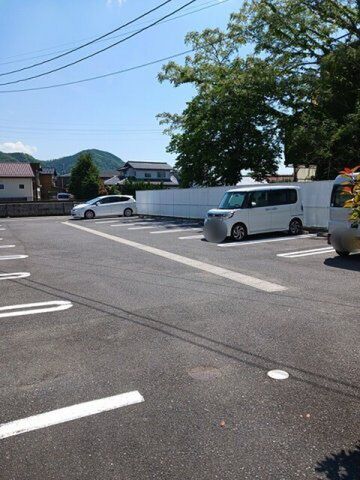拡大写真:リバーサイド・オキタ 2階202の駐車場があります