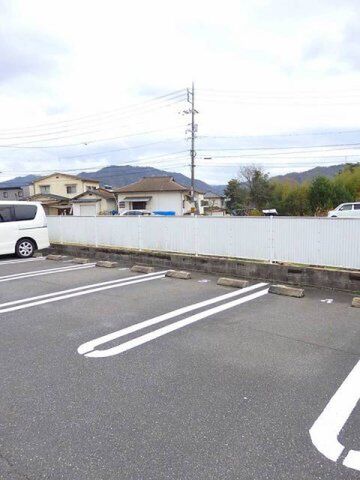 拡大写真:リヴィエールA 2階201の駐車場があるので、車を買う予定の方も安心です