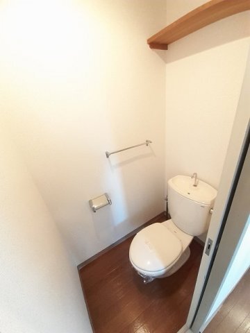 拡大写真:プラドール佐方 2階202のゆったりとした空間のトイレです