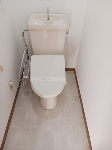 拡大写真:スクウェアガーデン緑井 2階203のコンパクトで使いやすいトイレです