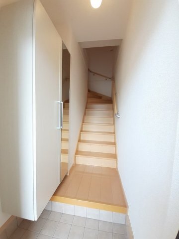拡大写真:アプローズ A 2階201の収納もある玄関です