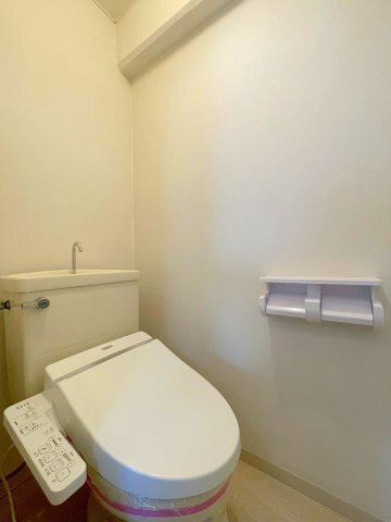 拡大写真:アルティメイトビル落合 3階302の落ち着いた色調のトイレです