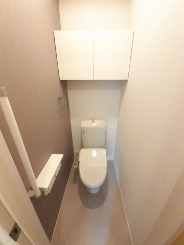拡大写真:Offing 2階201のゆったりとした空間のトイレです