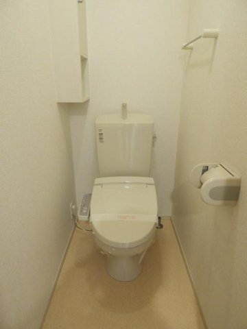 拡大写真:セイバリー M 2階202の落ち着いたトイレです