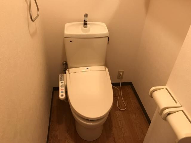 拡大写真:来夢6868 1階105のシャワー付トイレ