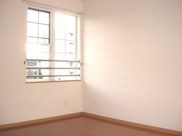 拡大写真:パラッツォリーノ ヴィオラB 2階202の明るい色調の室内です