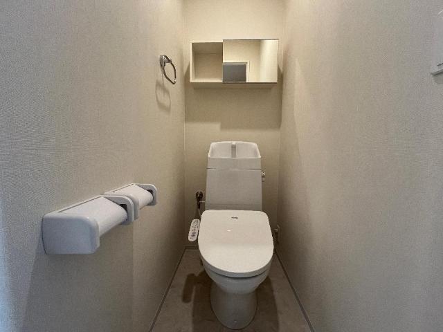拡大写真:仮)リバーヒルズ上平良 1階102のシャワー付トイレ(イメージ)