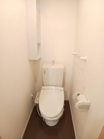 拡大写真:ピュア 2階203のコンパクトで使いやすいトイレです