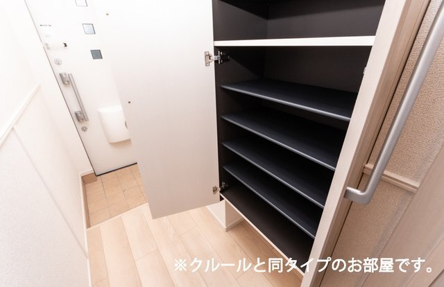 拡大写真:エスティタート ブリランテ 1階102の専用の収納スペースです