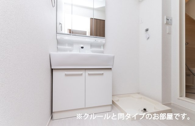 拡大写真:エスティタート ブリランテ 1階102の広い洗面スペース