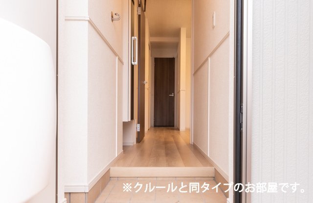 拡大写真:エスティタート ブリランテ 1階102の収納もある玄関です