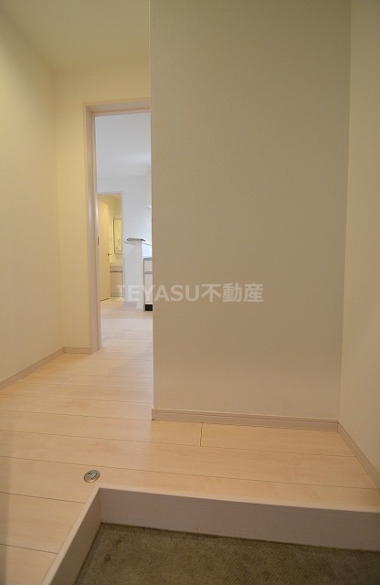 拡大写真:Regalest La Noble 2階201の玄関