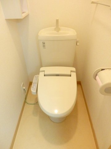 拡大写真:M&K.ホープマンション 8階802の清潔感のあるトイレです